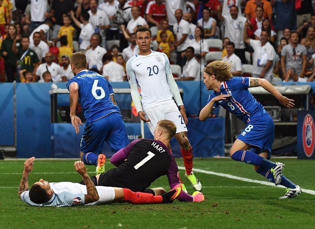 爱游戏直播-英格兰客场不敌冰岛,积分榜排名仍不变(英格兰对冰岛的历史比赛记录和专家对比分预测)