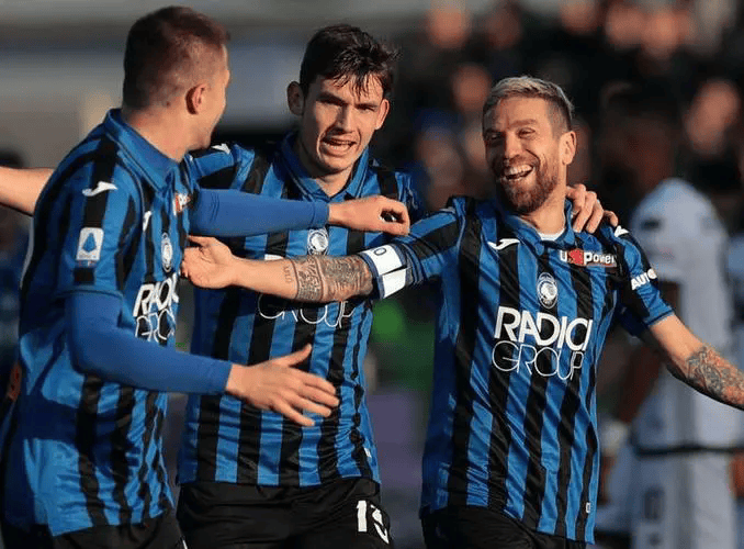 激烈对抗下的足球盛况,各队均展现出顶尖水平的简单介绍 激烈对抗下的足球盛况,各队均展现出顶尖水平的简单介绍