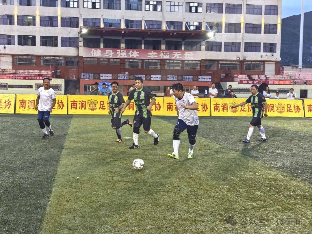 职业足球比赛情势激动人心,球员斗志昂扬的简单介绍 职业足球比赛情势激动人心,球员斗志昂扬的简单介绍