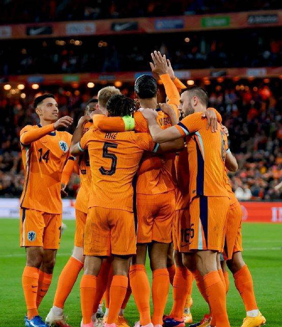 荷兰女足队员表现抢眼，备战关键比赛