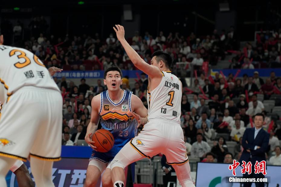 爱游戏投注-新疆男篮队员全面发力战胜海南队