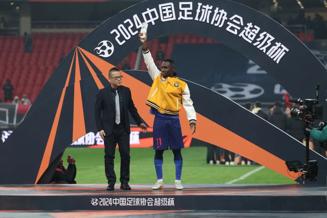 足球巅峰对决再上演，球员们全力以赴，赛场热血沸腾的简单介绍