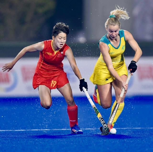 法国女子曲棍球队激战夺得胜利成双冠军