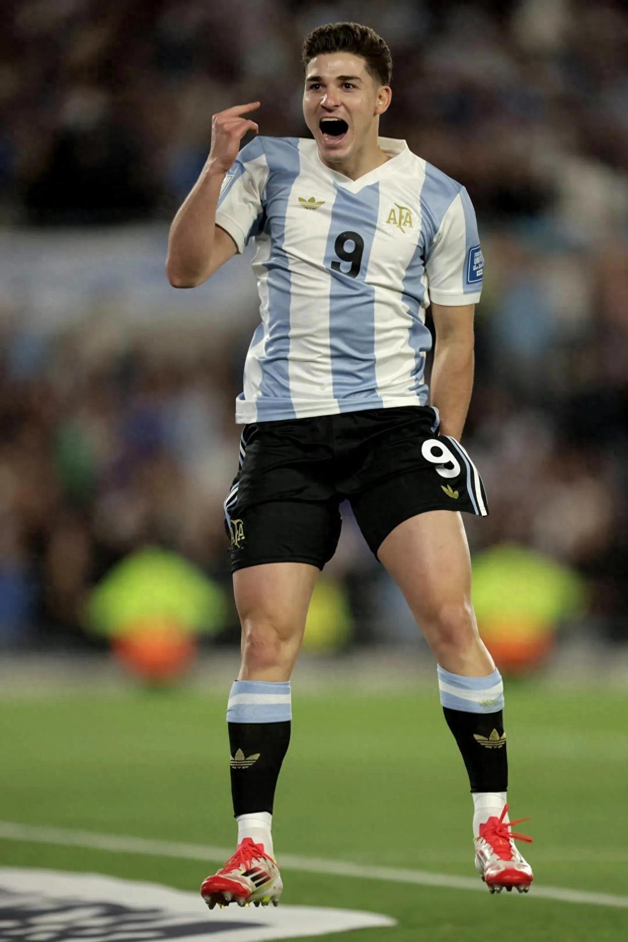 关于阿根廷女足运动员斩获国际赛事最佳射手称号的信息