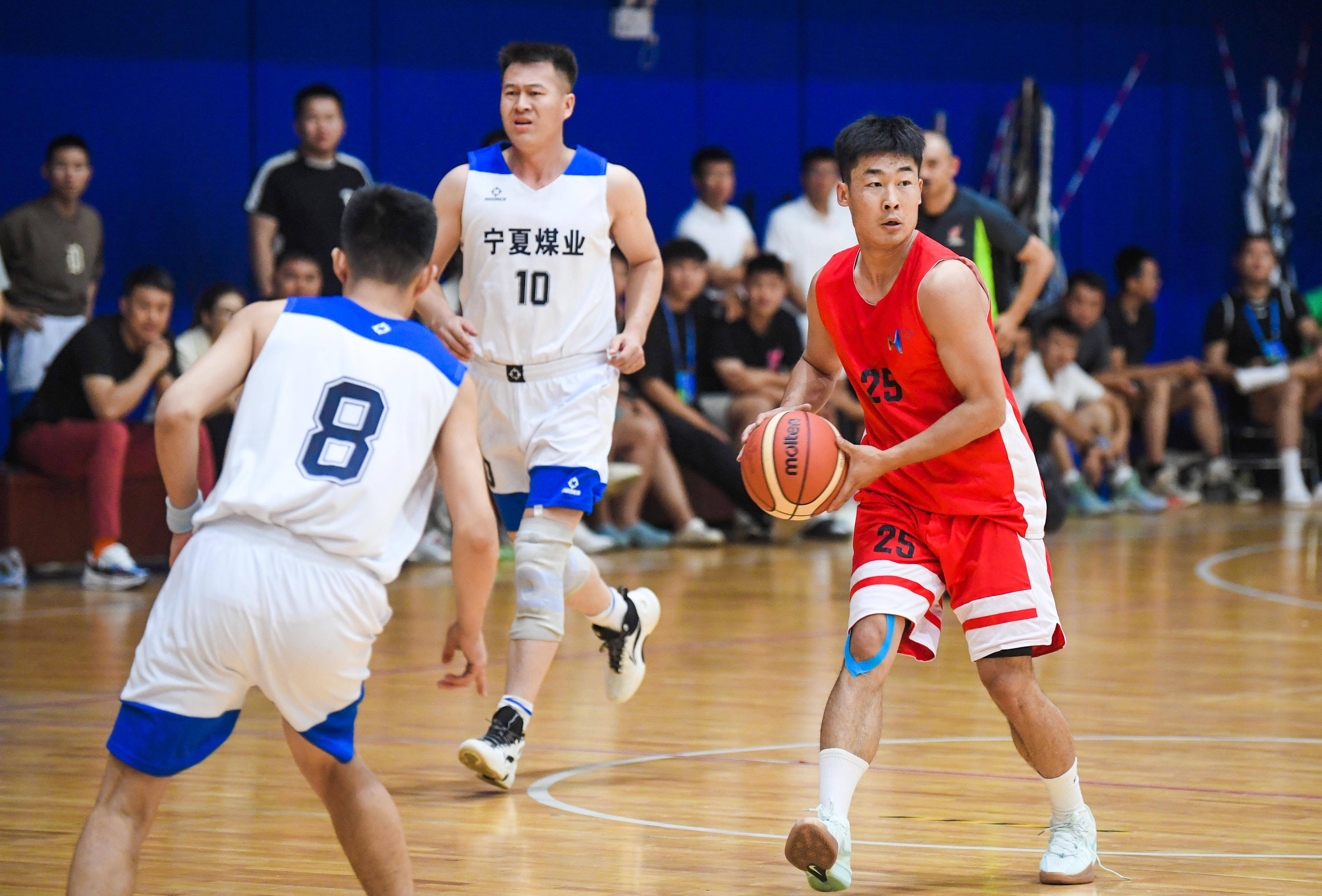 爱游戏馆-篮球比赛中球员们的团队合作备受赞誉