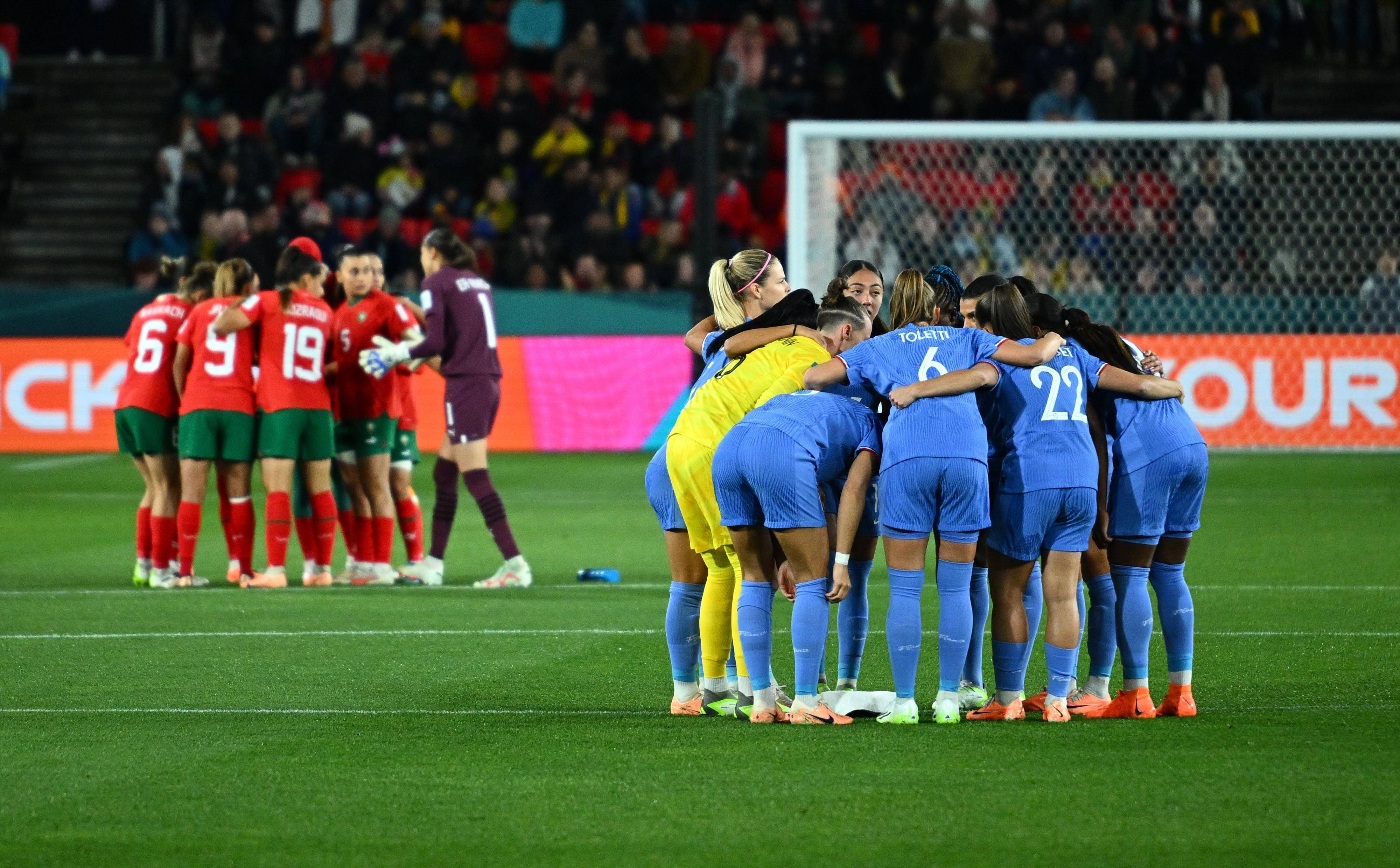 足球场上,女球员们展现出色技巧 足球场上,女球员们展现出色技巧