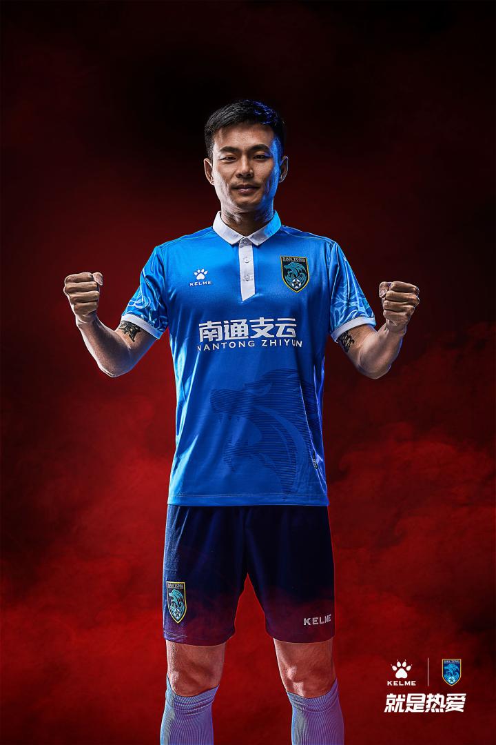 红色战袍闪亮登场,足球比赛掀起热潮 红色战袍闪亮登场,足球比赛掀起热潮