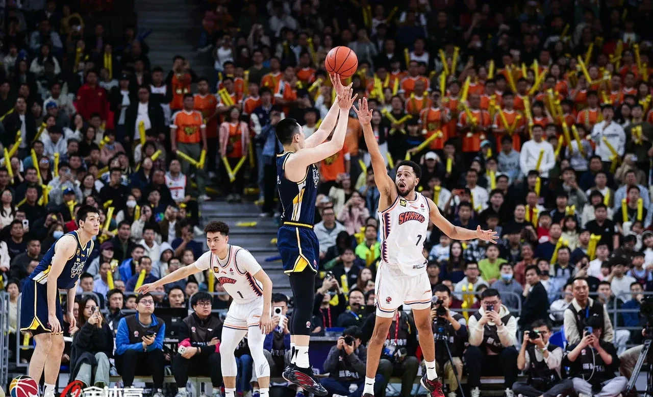 关键时刻球员们挺身而出,带领球队获胜 关键时刻球员们挺身而出,带领球队获胜