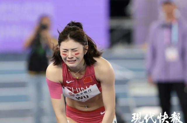 爱游戏教练-运动员感动全场,勇气与实力并存