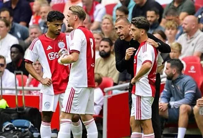 爱游戏官网app-包含阿贾克斯士气高昂,主教练带领全队备战的词条