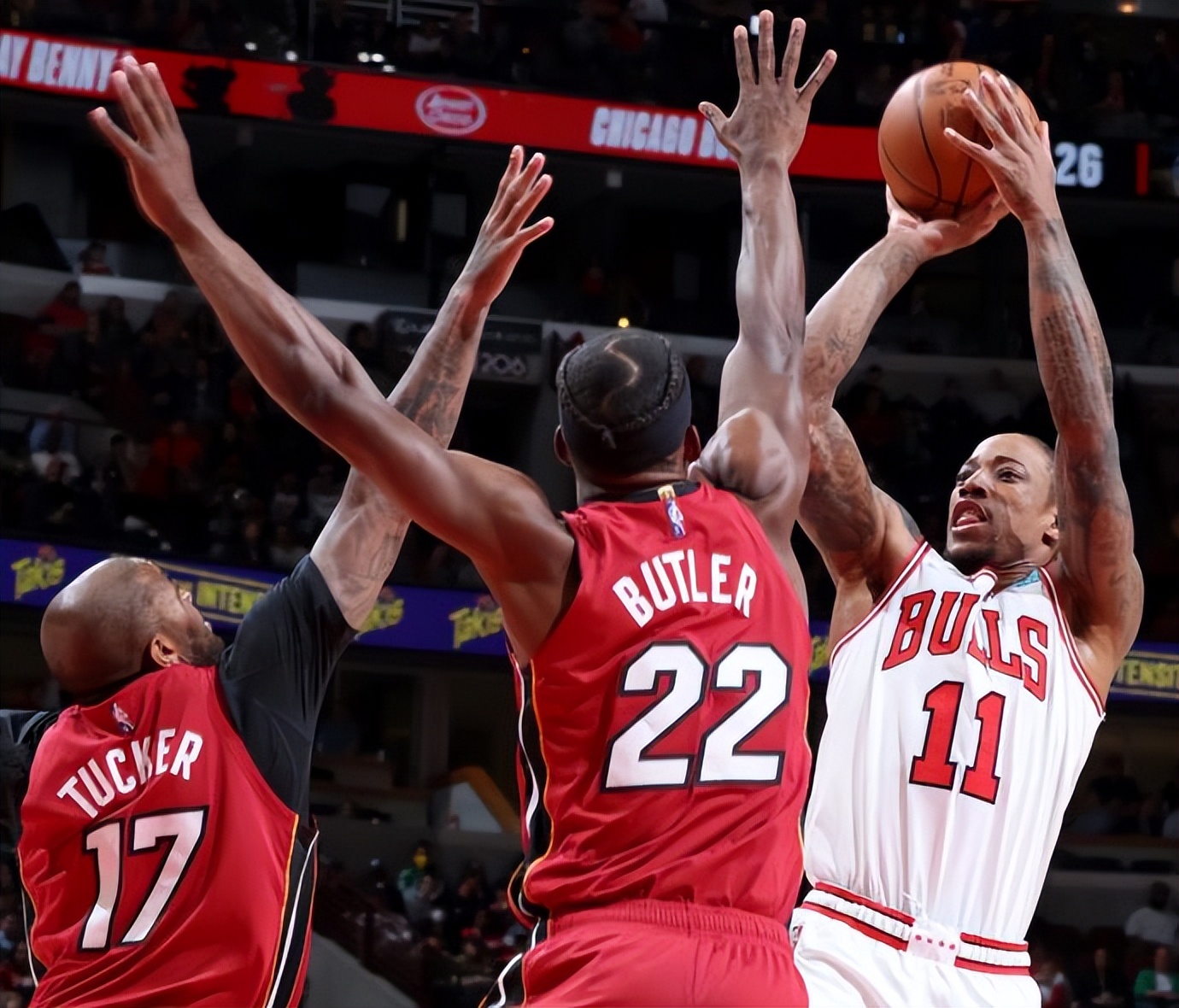 爱游戏新闻-黄色战车横扫太阳,公牛再度败北的简单介绍